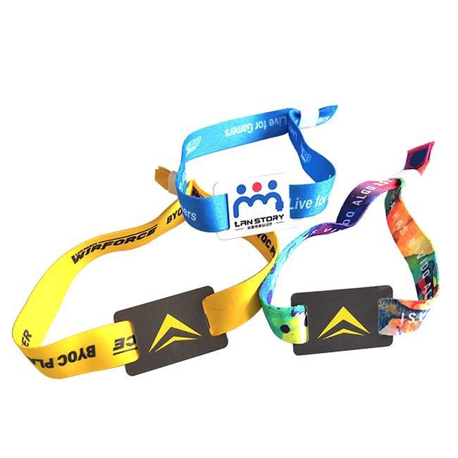 Why are woven label wristbands so widely used in music festivals?