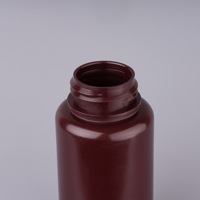 Quali sono i criteri che definiscono una bottiglia di plastica da 15 ml di alta qualità e come questi standard contribuiscono alla sua affidabilità per la conservazione e il trasporto di liquidi in laboratorio o in ambito industriale?