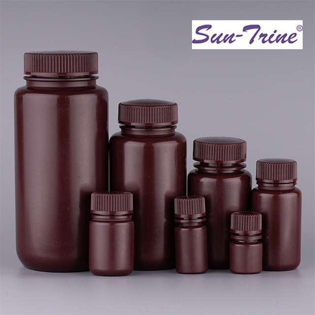 What are the differences between 1000ml Glass Reagent Bottles and other types of lab containers, such as plastic or polyethylene bottles?